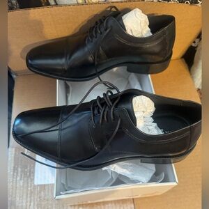 These are Johnston & Murphy Men's Novick Cap Toe shoes in black leather size 10